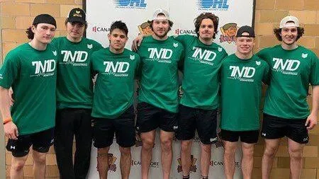 Hockey players in green 7N1D shirts